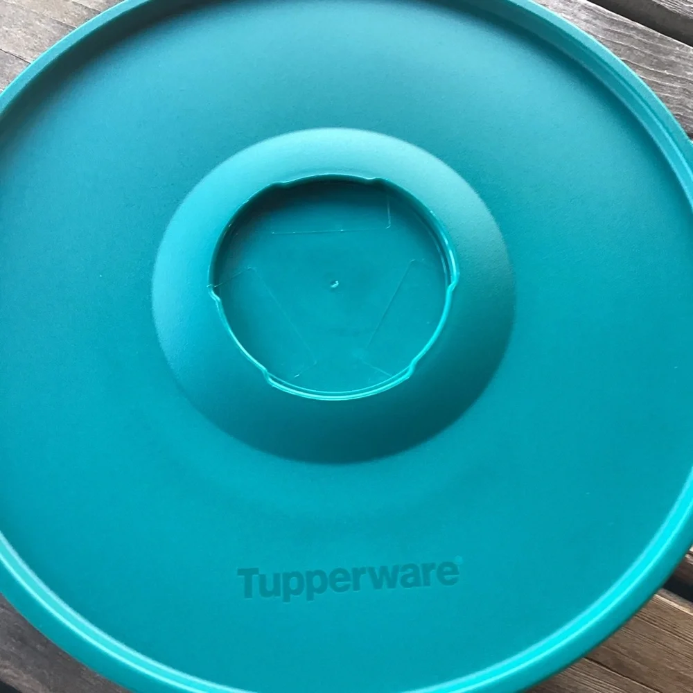 Tupperware Holiday Holly Serving Bowl - 2.5 liters